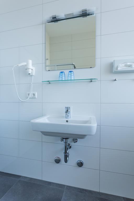 Turmoel Hotel Allhaming Экстерьер фото